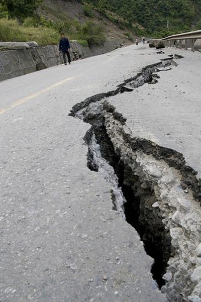 Earthquake leaves at least 6 dead in Italy