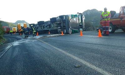 Truck overturns in Outeniqua Pass