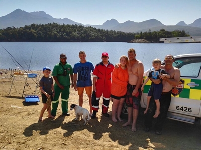 Hengelaars red kinders uit dam