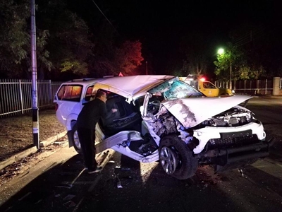Bakkie tref boom in Jan van Riebeeckweg