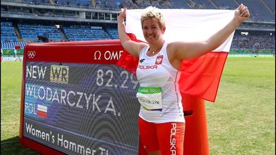Wlodarczyk breaks hammer world record