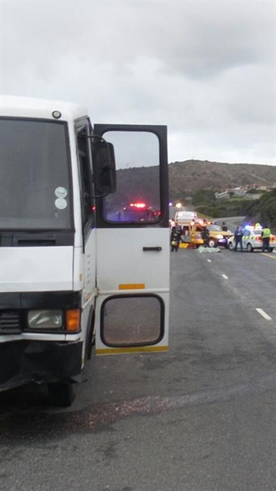 Man beland voor bus op N2
