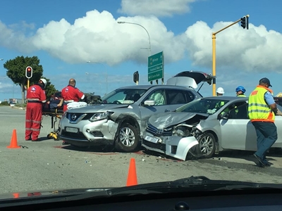 3 beseer in botsing by Garden Route Mall