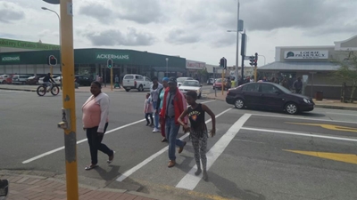 Pedestrians 'run wild' at traffic light
