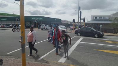 Pedestrians 'run wild' at traffic light