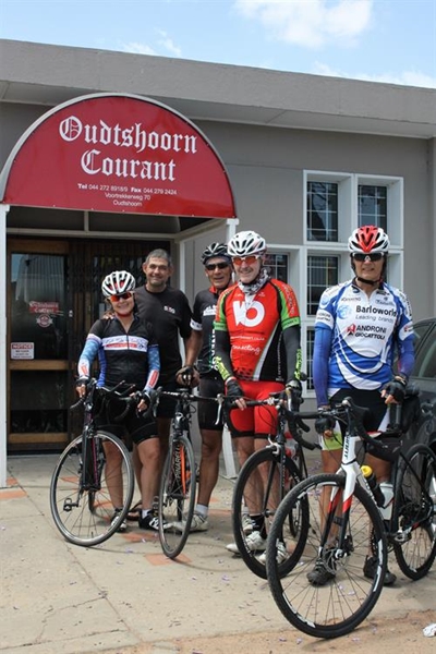 Liefdadigheidsfietsryers stop by koerant