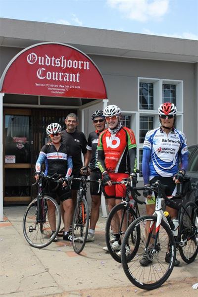 Liefdadigheidsfietsryers stop by koerant