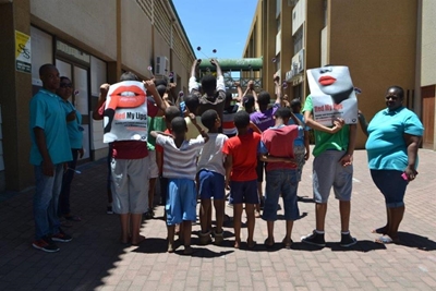 Kinders hou optog vir 16 Dae van Aktivisme