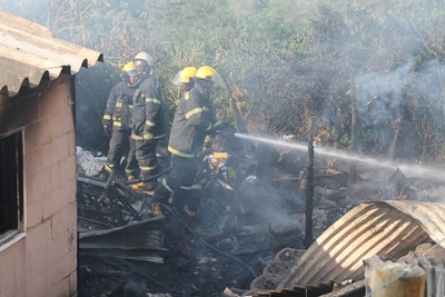 3 Gesinne verloor alles in brand