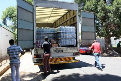Shoprite skenk water vir De Rust
