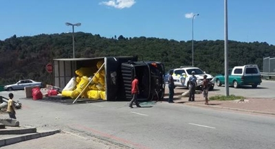 Truck overturns on N2