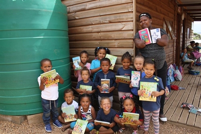 Kleuterskool en gevangenisdiens kry Bybels
