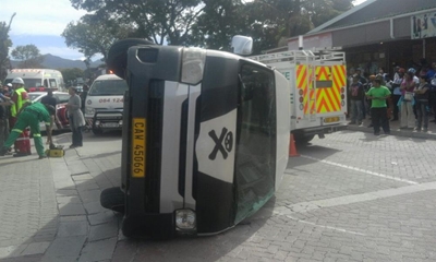 Bakkie T-bones taxi