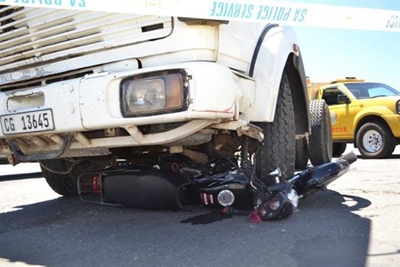 Student vergruis knie in motorfietsongeluk