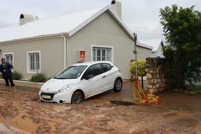 Motor beland in gat voor huis