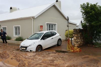 Motor beland in gat voor huis