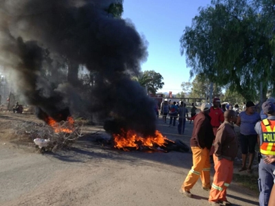 Tydelike munisipale werkers betoog
