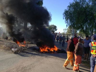 Tydelike munisipale werkers betoog