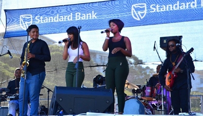 Mix of music at Dias Festival