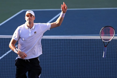 Isner fires 26 aces to beat Nishioka