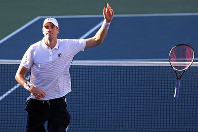 Isner fires 26 aces to beat Nishioka