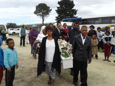 Dogtertjie (5) word begrawe