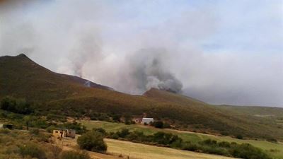 Brand buite Oudtshoorn