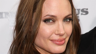 Angelina Jolie tours Buckingham Palace with son Maddox