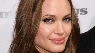 Angelina Jolie tours Buckingham Palace with son Maddox