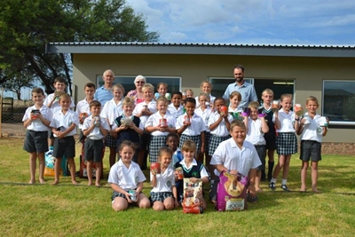 Kinders skenk kos aan diere in nood