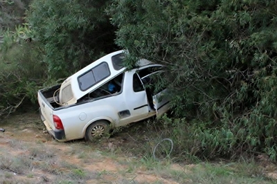 Bakkie rol buite Mosselbaai