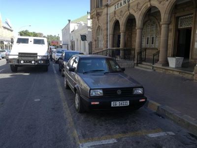 Motoriste parkeer sonder om te dink