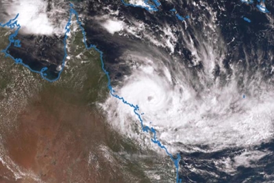 Cyclone Debbie: 'Monster' storm makes landfall in Australia