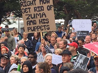 Mosselbaaiers staan saam