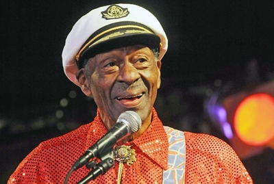 Chuck Berry: Fans queue to pay their last respects