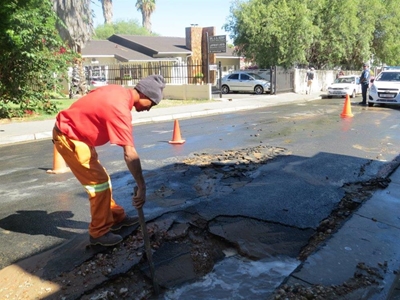 Straat gee mee onder bakkie