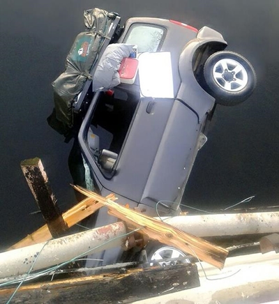 Polisie krap kop oor motor wat van brug ry