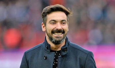 Striker Lavezzi apologises over offensive photograph