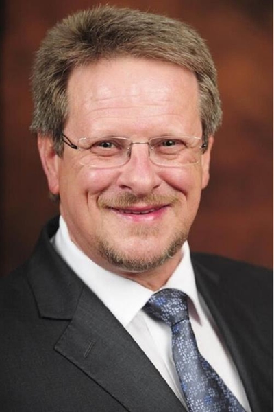 Theuns Botha beklee nuwe pos