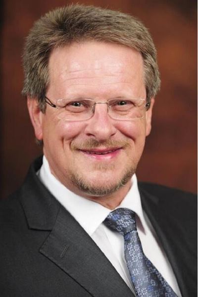 Theuns Botha beklee nuwe pos