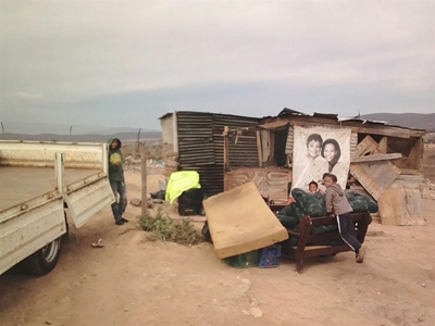 Opslaanhutte omgewaai op Oudtshoorn