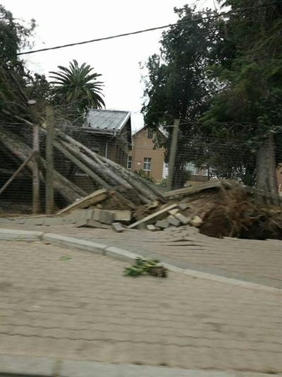 Winde beskadig dakke, bome en huise