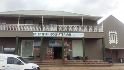 Snyman Boumateriale trek nuwe baadjie aan