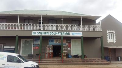 Snyman Boumateriale trek nuwe baadjie aan
