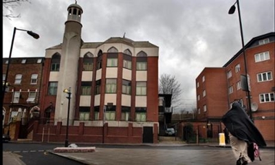 Finsbury Park Mosque: Man dies as van hits worshippers