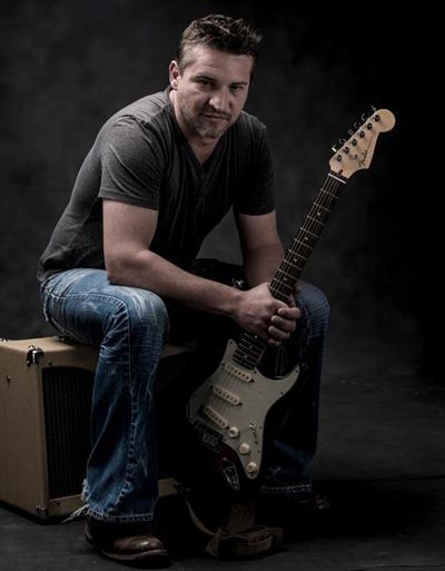 Adam Tas sing vir Knysna