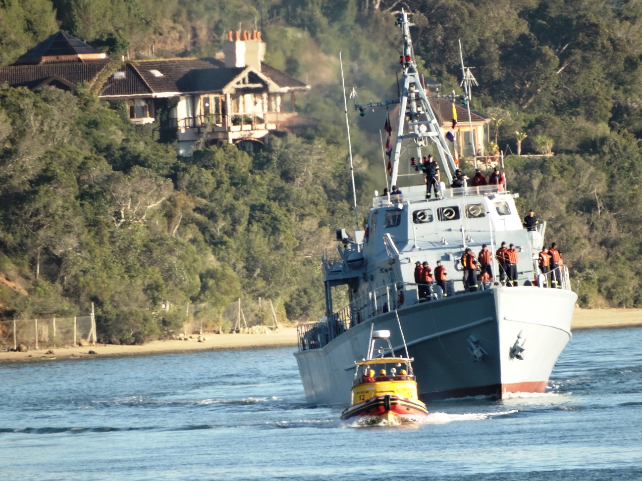 Navy departs through Knysna heads | Knysna-Plett Herald