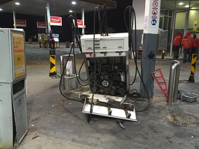Dronk man jaag petrolpomp om