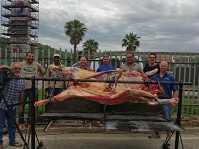 Bul van 'n fees met os op die spit