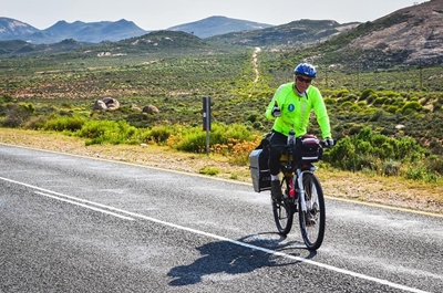 Oupa voltooi fietsrit om landsgrense
